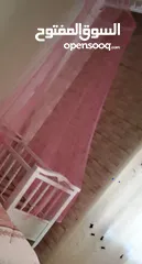  1 تخت اطفال زان مع فرشه مع الناموسيه