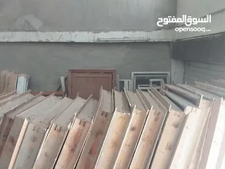  3 ابواب خشب تفصيل لميستخدمو  مغاسل قواعد حمامات وجهات المنيوم كلو ركب ونفك بعد فتر لم يستخدم