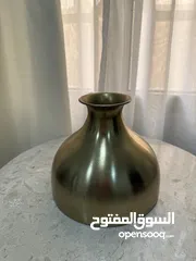  1 فازة بلون ذهبي براق راقي وشكل عصري