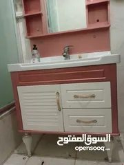  1 مغسلة عصرية مع خزانة بحالة ممتازة
