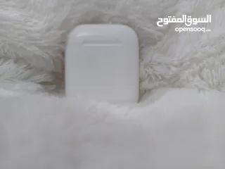  1 علبه الشحن الخاصه بسماعه AirPods الاصليه مستعمله بحاله جيدة تعمل 100% بدون السماعات