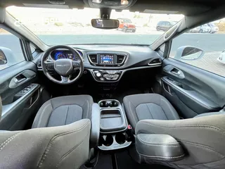  5 Pacifica Touring (S) / 7 Seats / 3.6L V6 / 2020/ Very Luxurious Car