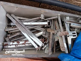  11 رفوف سكوريت وعلاقات كروم يصلح لمحلات أدوات منزليه او كوزمتكس .