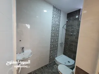  5 شقة للبيع في صنعاء بيت بوس مساحة 200 م 