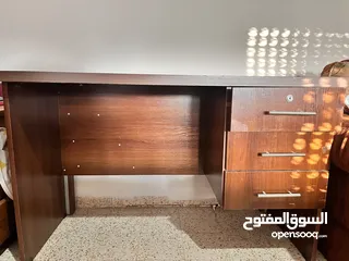  1 مكتب خشبي بحالة جيدة