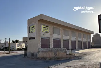  3 مستودعات معارض شارع البتراء اربد للايجار كامل المبنى 7 أبواب 1000 متر 3 طبقات على 3 شوارع