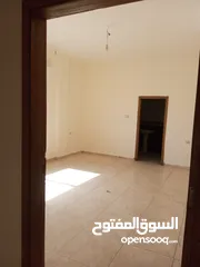  6 شقة فارغة للإيجار
