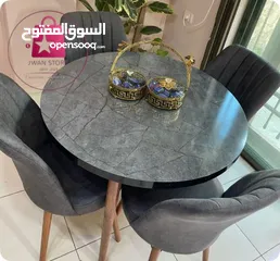  13 دللي منزلك بطاولة سفرة دائرية أنيقة   مثالية للمساحات مع 4 كراسي  بتصميمها التركي الأصيل