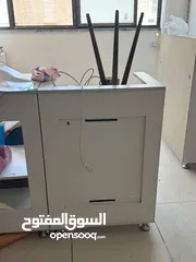  8 ديكور واكسسوارات محل تجاري مستعمل بحالة ممتازة للبيع بشرط كامل الأثاث والديكور