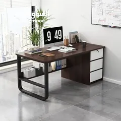  2 مكتب فاخر بتصميم عصري أنيق سطح خشبي متين بلون داكن فاخر يعطي لمسة فخامة .