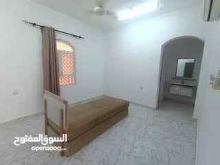  1 شقة نصف مؤثثة مكيفات وستائر غرفتين بالقرب من جامع الإسلام للعوائل فقط