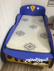  1 سرير على شكل سياره