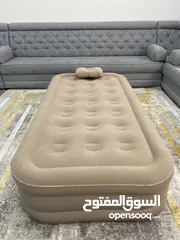  1 سرير هوائي مناسب لتخيم