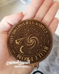  2 نقوم بتفصيل ميداليات خشب ب 3 دنانير و سناسيل ب 7 دنانير مميزة جدا