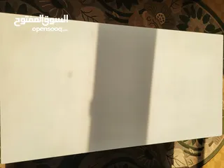  2 طاولة لون ابيض نخب ولا شخط  شبه وكاله+ طاولة بني خشب سويد يا بلاش