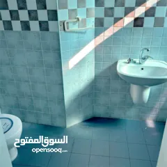  3 مكتب للايجار الارسال مقابل قصر الحمرا. سهل الوصول مشيا و بالسيارة بعيد عن الازمة