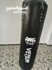  4 كيس ملاكمة VENOM استعمال شهر جدا رائع طول متر ونص ووزن تقريبا 50 كيلو