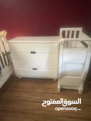  1 تخت اطفال وملحقاته