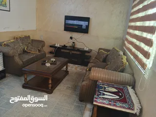  6 شقه مفروشه  طابق ارضي  بالزرقاء جبل طارق   قريبة من الخدمات
