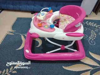  4 كراجة عرباية تعلم المشي للأطفال بحالة جيدة جدا ومعها كوت اهتزاز وثابت هدية