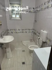  5 شقه للإيجار