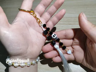  6 ميداليات واساور وتوزيعات أعراس وحقائب من الخرز
