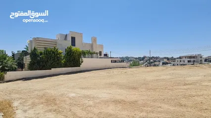  1 أرض للبيع في منطقة الحمر ( منطقة فلل فخمة)  شمال عمان 970م  بواجهه عرضه تصلح لبناء فيلا او فيلتين