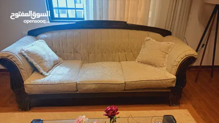  6 طقم كنب مكون من 9 مقاعد لون بيج الخشب بحالة ممتازة