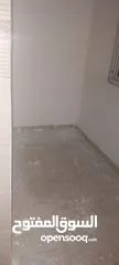  5 شقه سكنيه للبيع ويتوافر جميع الخدمات مثل سوبر ماركت وصيدليه وحلاق