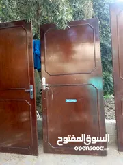 2 يوجد ثلاثه ابواب اثنين باب غرفه واحد باب حمام خشب نظيف جدا  دائر البيبان خشب سويد الداخليه خشب لتيه