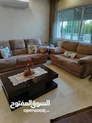  2 طقم كنب 7 مقاعد وبلون مميز بحالة جيدة