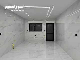  3 شقة طابق اخير مع رووف بمساحة داخلية 230م في طريق المطار - البنيات
