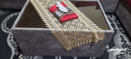  7 للبيع بداعي السفر طقم كورنر مستعمل بحالة الجديد  خشب تنجيد فخم خمري وسلفر مع  طاولة وسط تصميم راقي