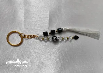  12 ميداليات واساور وتوزيعات أعراس وحقائب من الخرز