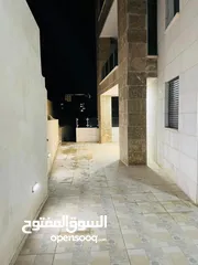  12 الدوحة/ شقة طابق ارضي تشطيب سوبر دلوكس مع تراس خارجي في اسكان بيوت اغا