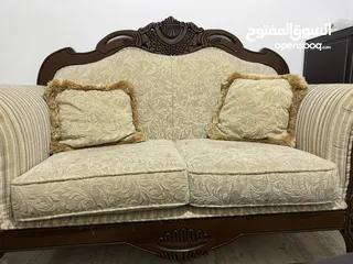  9 طقم كنب خشب تقيل بحال الجديد سجاد كبير ووسط برادي وطقم طاولات مربعة وطقم طاولات بيضوية وخزانة أحذية