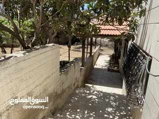  10 ارض مع بناء قائم