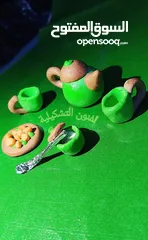  10 مجسم بيت خشبي"عمل يدوي"من الصلصال / المعجون مع عرباية من الخشب عرض خاص فقط 25 دينار بدلاً من 50دينار