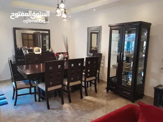  1 غرفة سفرة لون بني خشب سولد من طاولة 8 كراسي فضية و درسوار بحالة جيدة جدا