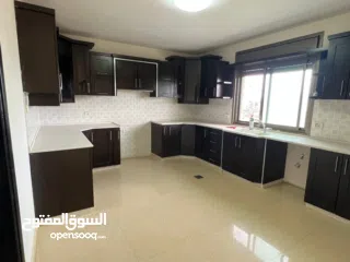  3 شقه فارغة للايجار في الارسال قرب مسجد الكوثر