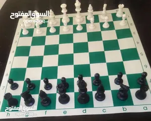  14 رقعة شطرنج جلد رول بطولات. احجار الشطرنج عظم  مع شنته