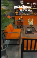  1 معدات كافتيريا كامله و شبه مستعمله,ثلاجات عرض و طاولات و كراسي و الكثير من المعدات و بريستا