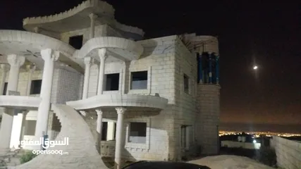  8 فيلا للبيع اول المزرعه القبلية تبعد عن جامعة بيرزيت 500 متر  مساحة الأرض1359 تصميم جميل جداً  ممتاز