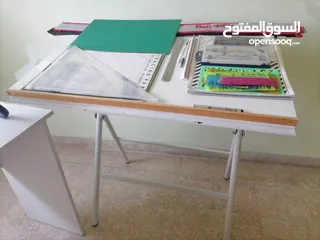  2 ادوات واثاث رسم هندسي لطالب هندسة العمارة بحالة جيدة، استخدام مهندسة الادوات استخدام بسيط بحالة ة