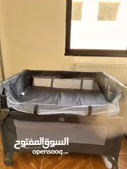  8 سرير اطفال عدة مستويات ( بجانب سرير الام ) يمكن تغيره حسب العمر ويمكن فتحه وضبه وتخزينه لا يأخذ حيز