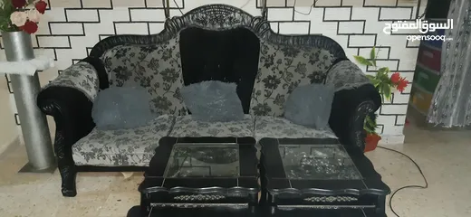  1 طقم كنب للبيع مع طاولات