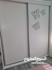  1 خزانه لاتيه بابين سحب  واطار زان مع مكتب خشب لاتيه  وكومدينة جرارين ومراية باضاءة