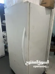  1 للبيع 2ثلاجة فريزر  عمودي استعمال خفيف فقط يبي لها غاز