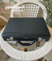  25 شنط سفر وحقائب قديمة ونادرة.