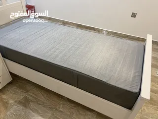  4 سرير ابيض نظيف